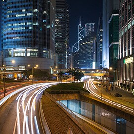 Vista de la ciudad de noche, rascacielos iluminados y calles de la ciudad.